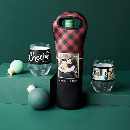 Wine tote with personalized picture and design with customized wine glasses