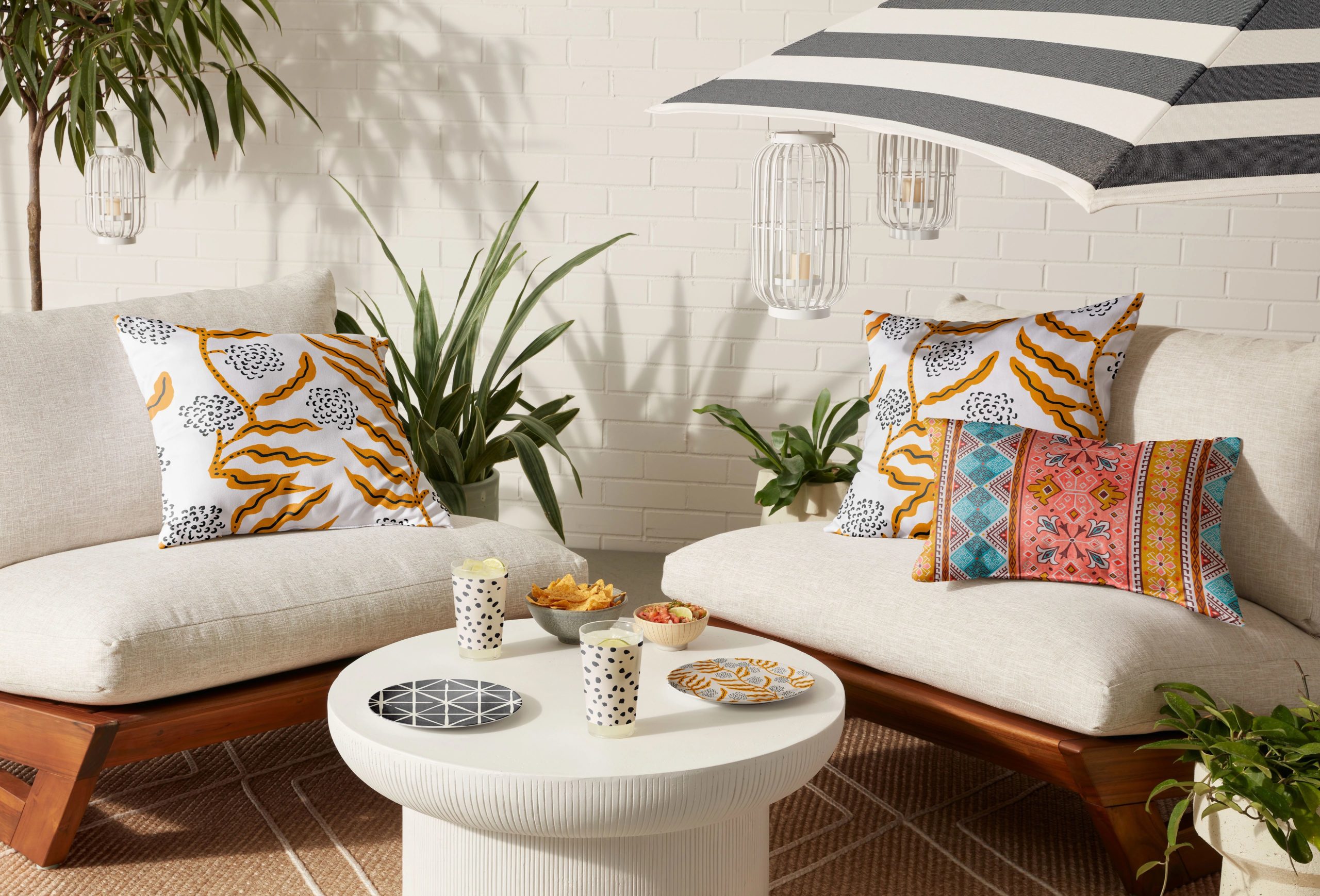 Custom outdoor decor like glasses and throw pillows